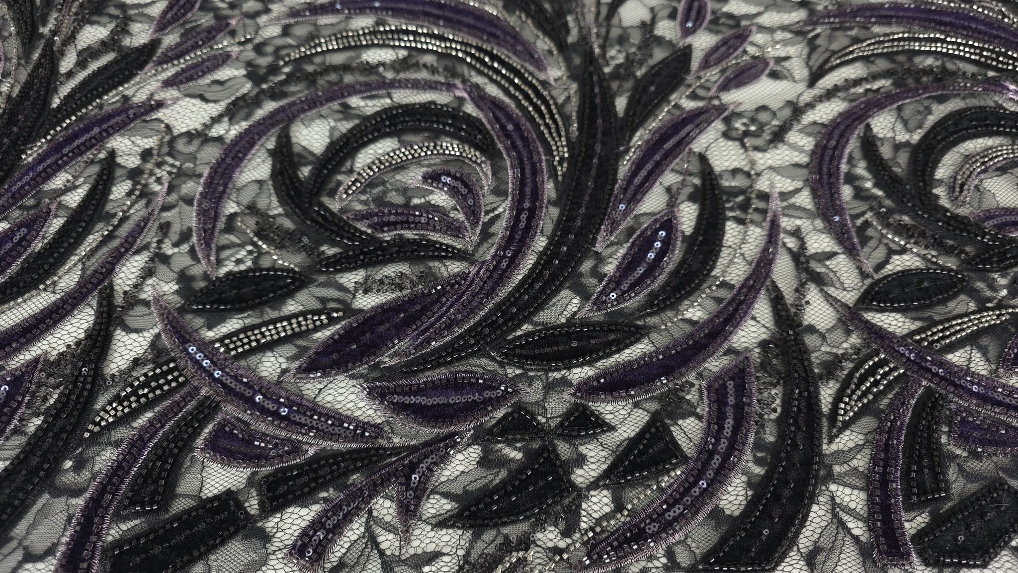 Tulle verde pădure vizibil între motivele ondulate din catifea