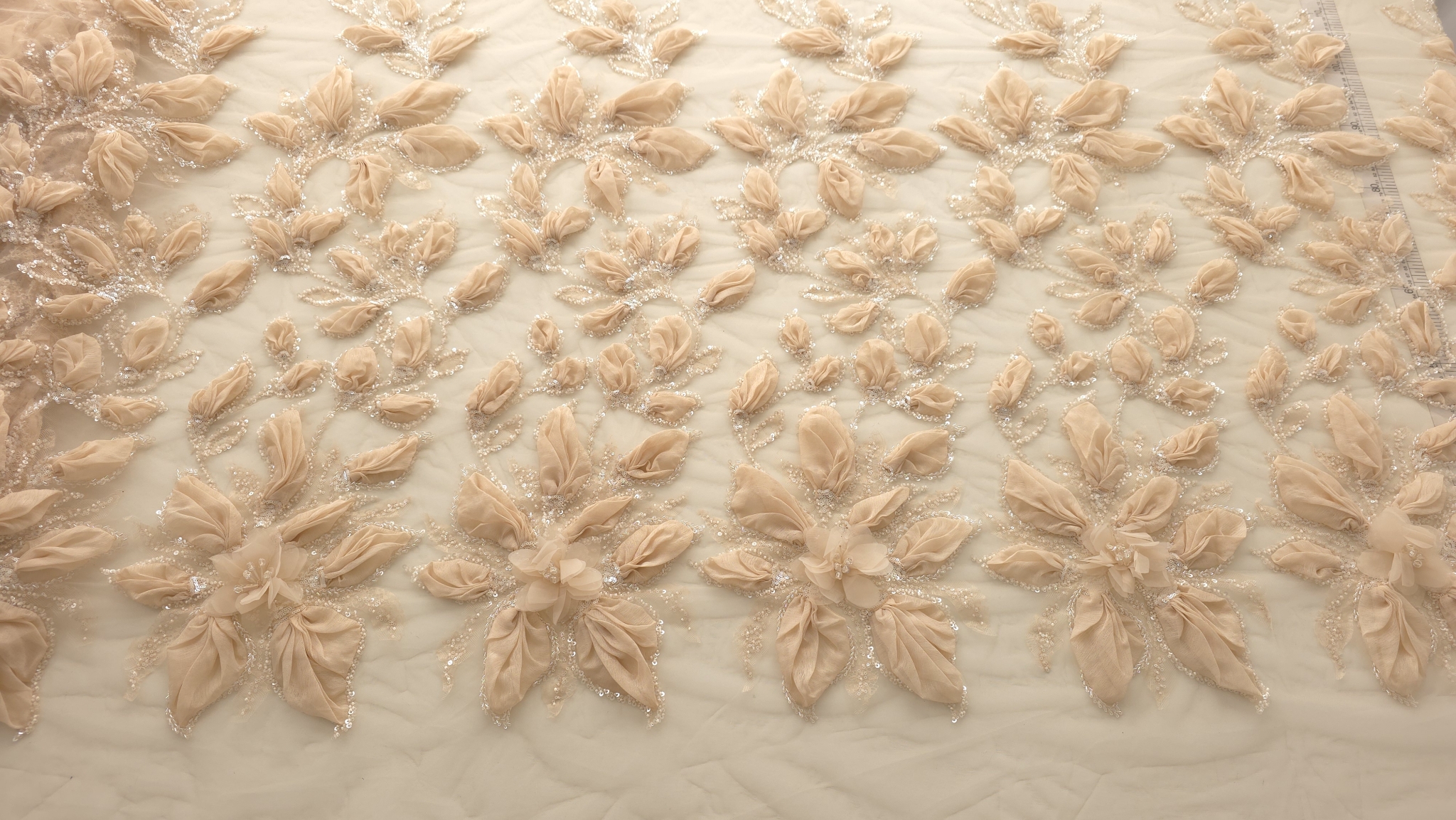 Vedere de ansamblu a dantelei brodate 3D peach pe tul ivory, cu flori voluminoase distribuite uniform