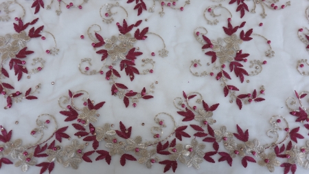 Vedere de ansamblu broderie pe tulle cu margele, flori aurii si frunze bordo