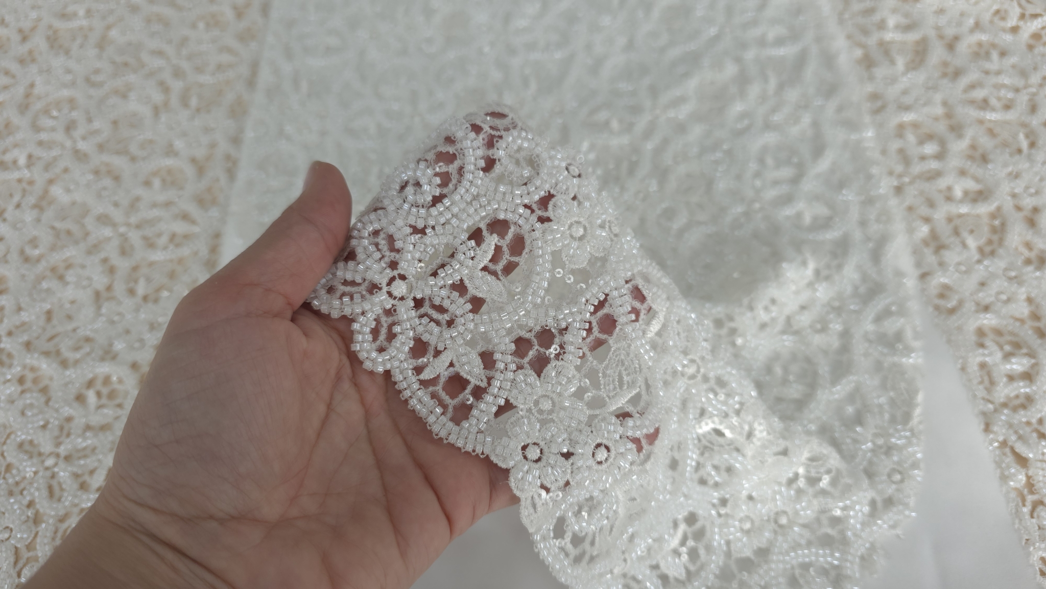 Vedere de ansamblu a materialului ivory cu aplicații distribuite uniform