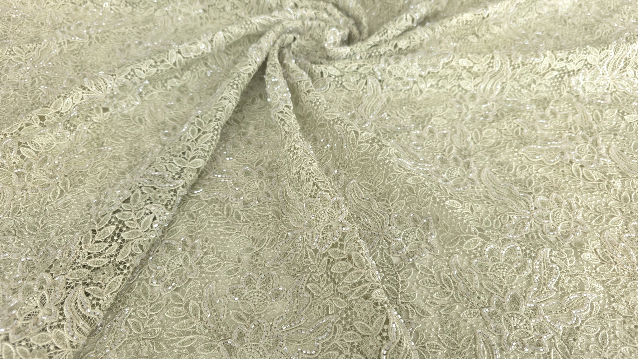 Vedere de ansamblu a suprafeței brodate cu aplicații distribuite uniform