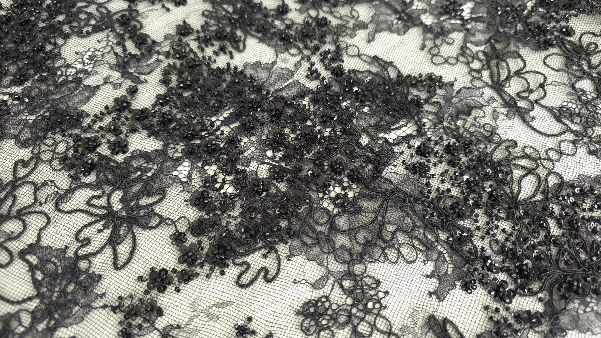 Vedere de ansamblu a suprafeței cu motive repetitive și puncte de strălucire