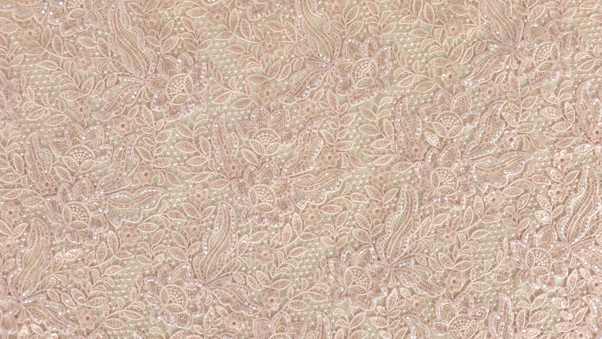 Vedere de ansamblu cu motive repetitive și puncte de strălucire distribuite