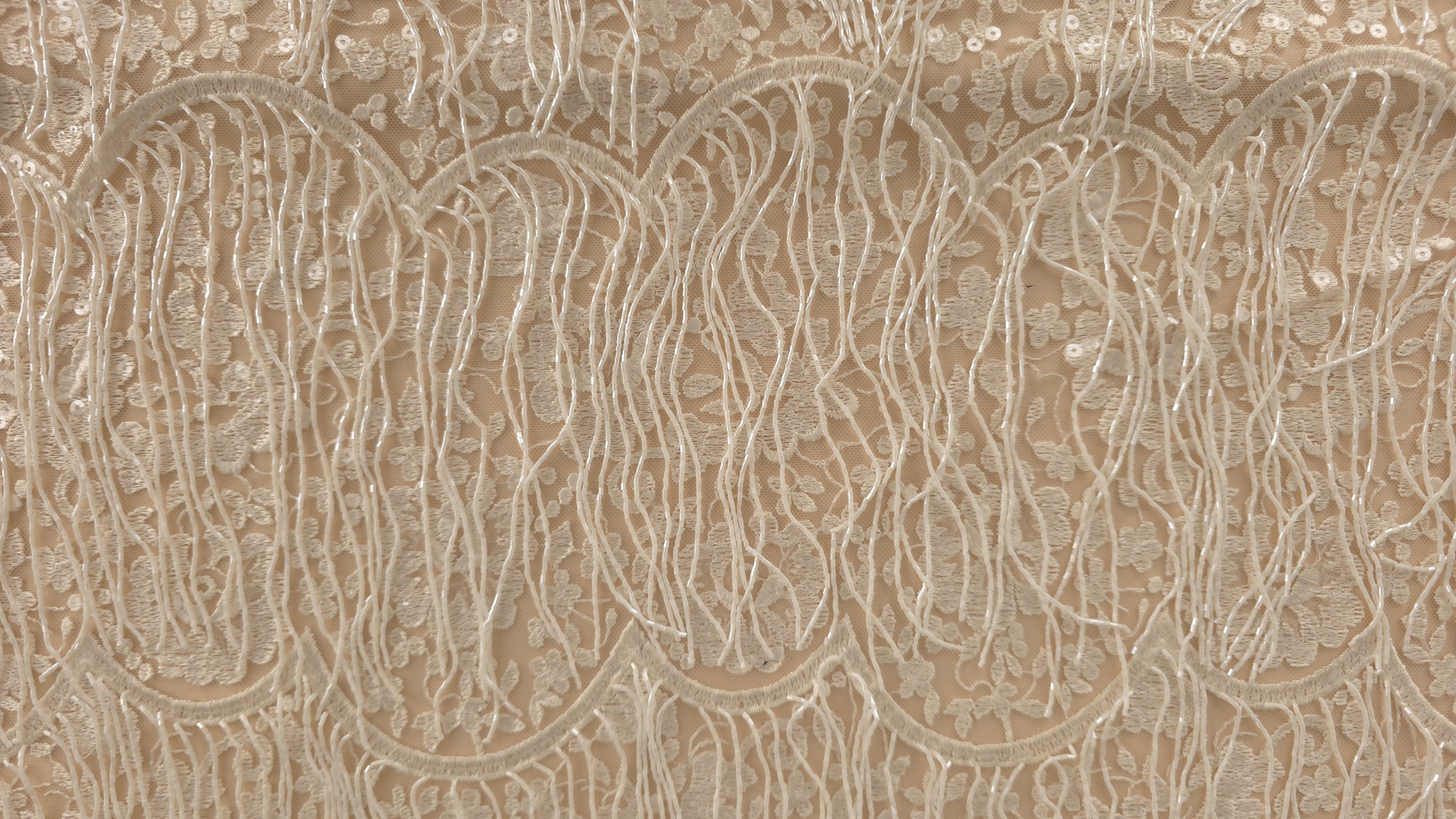 Vedere generală a lățimii complete de material cu riglă de croitorie și ambele borduri vizibile