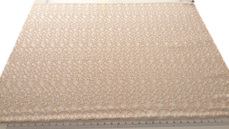 Vedere generală a lățimii complete de material prezentat deasupra unei rigle de croitorie