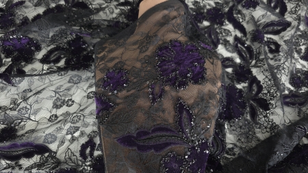 Vedere laterală a materialului cu flori din catifea și margele pe tulle