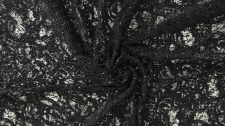 Vedere panoramică a metrajului întins cu spații deschise între motive conturate