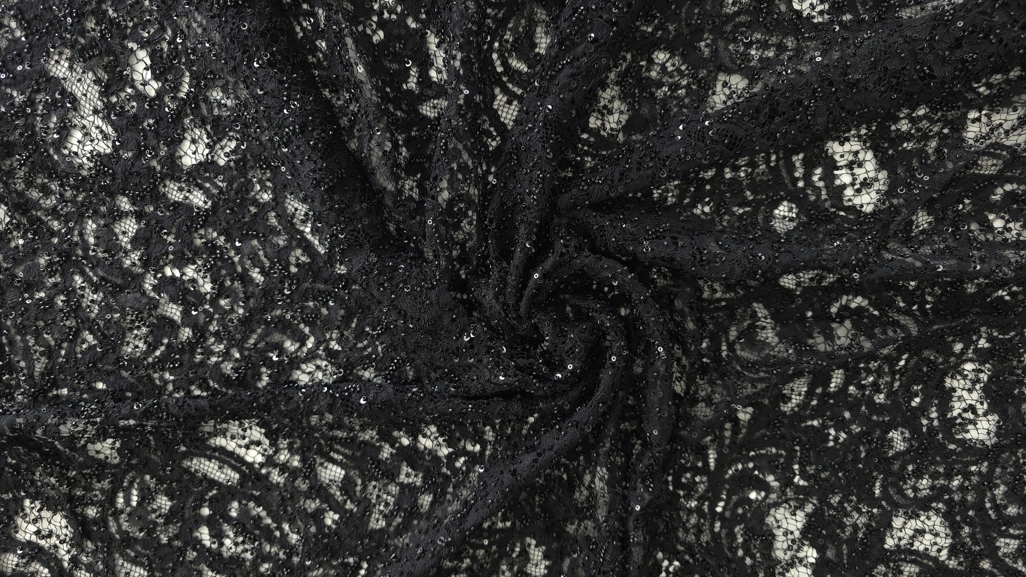 Vedere panoramică a metrajului întins cu spații deschise între motive conturate