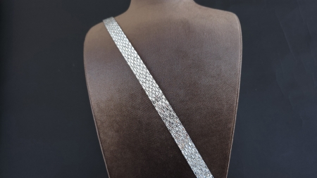 banda decorativa argintie autoadeziva la cald aplicata in diagonala pe un bust de manechin