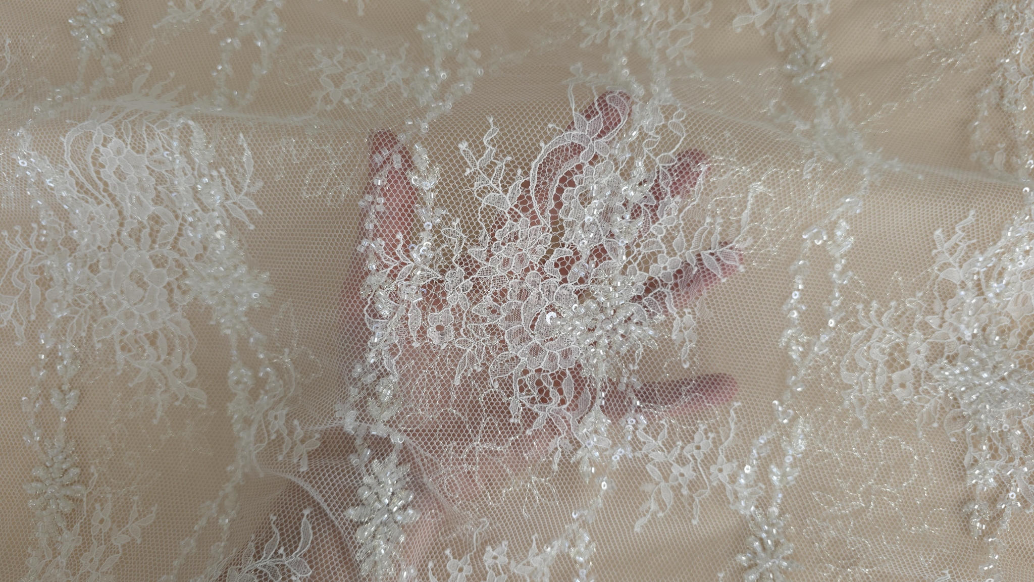 bordura festonata cu fire lungi decorative pe marginea materialului ivory cu accente aurii