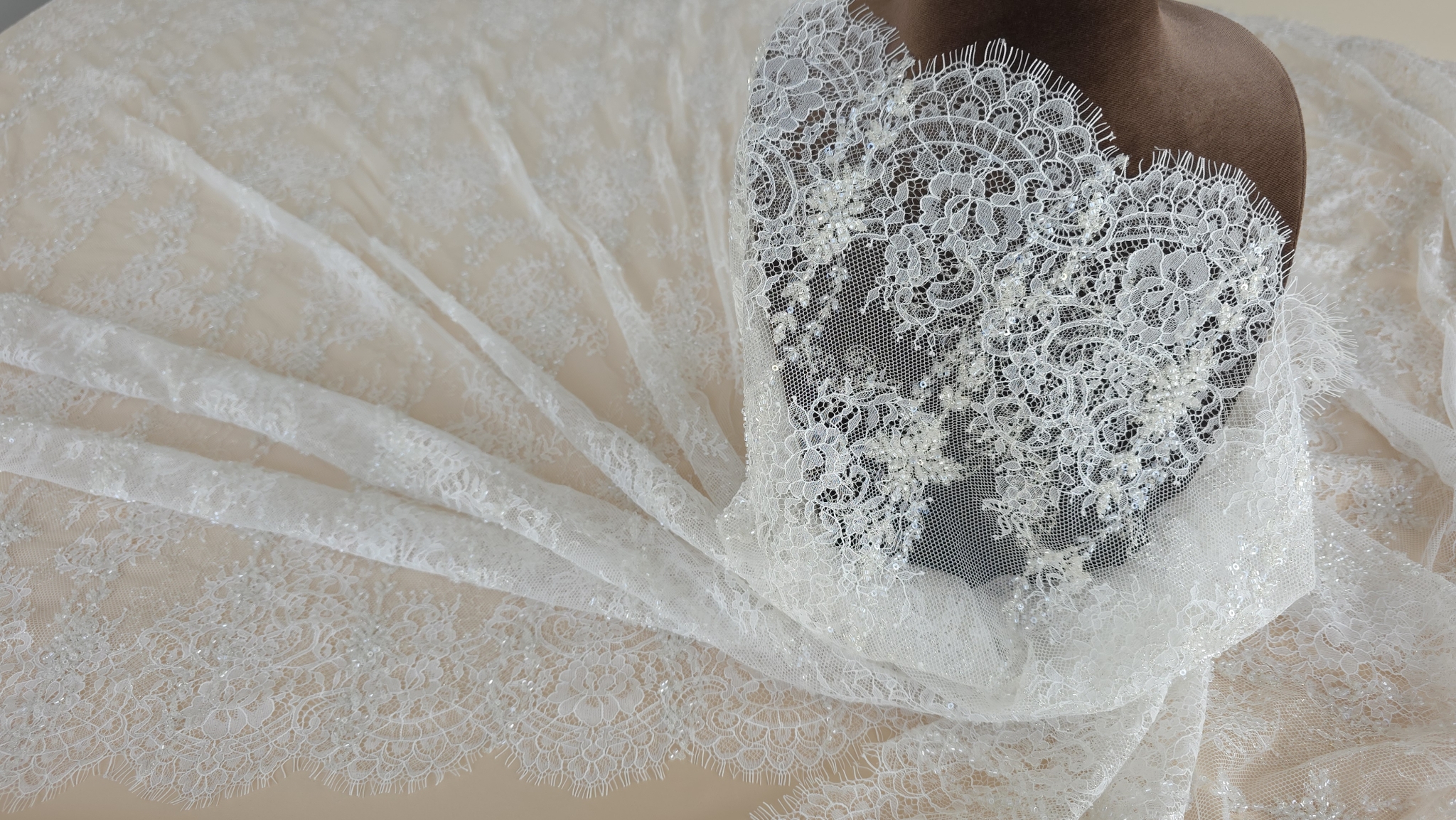 bust maro cu chantilly ivory suprapus margele si micropaiete cu reflexii aurii vizibile pe piept