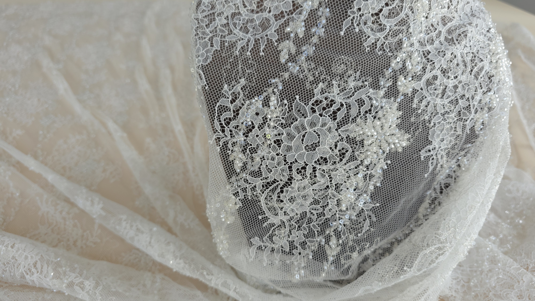 bust maro cu material ivory suprapus bordura festonata si reflexii aurii vizibile