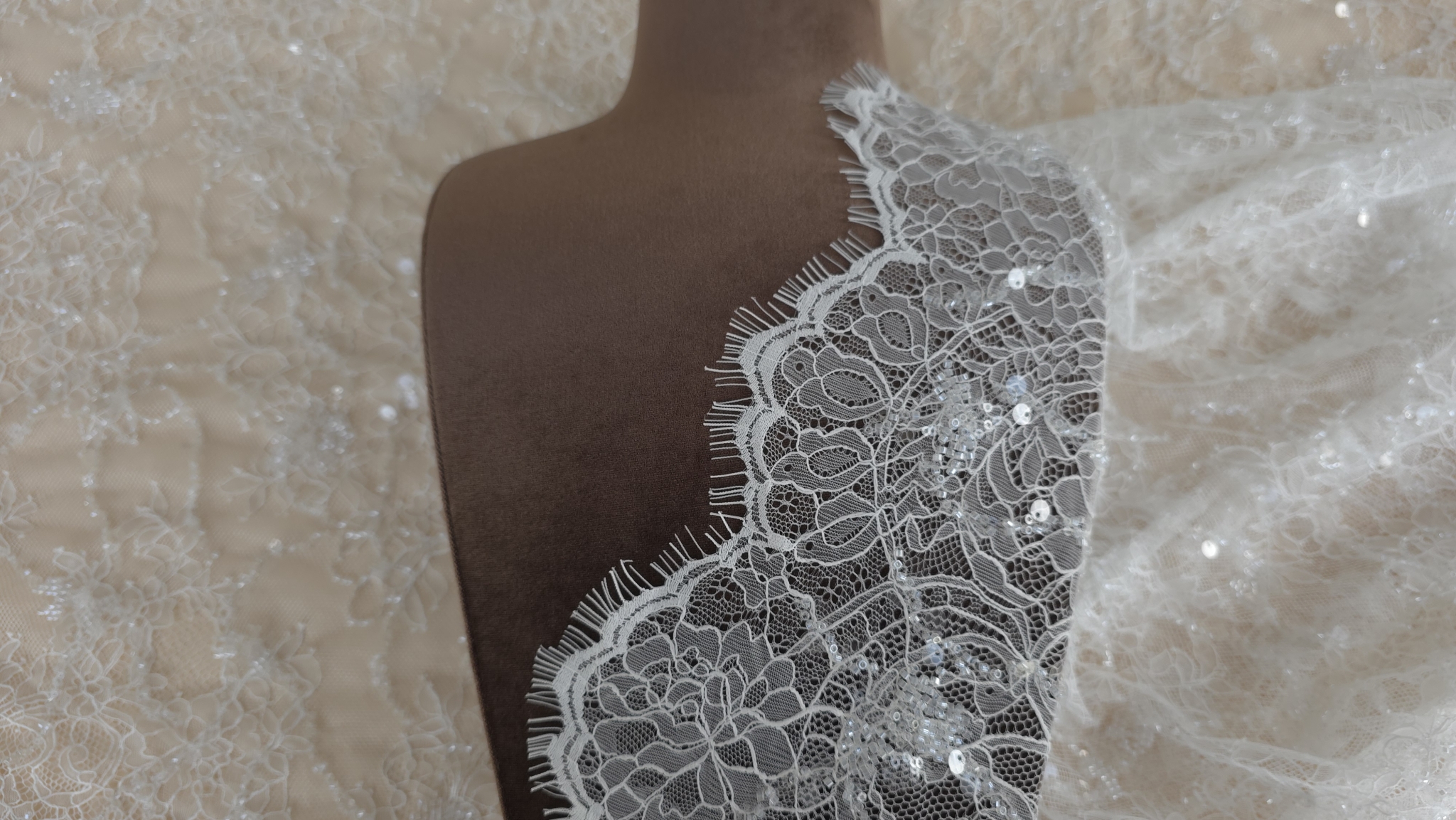 bust maro cu material ivory suprapus bordura festonata vizibila pe partea superioara