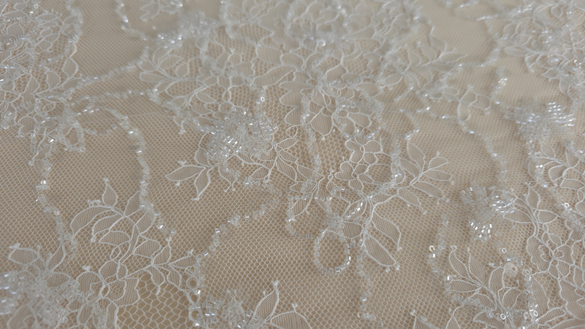 chantilly ivory cu aplicatii de margele si paiete metraj sectiune cu flori si bordura festonata