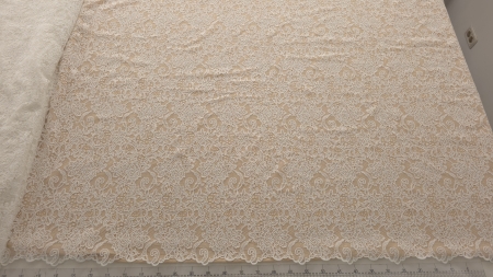 dantelă albă tip chantilly rebrode Amelie desfășurată integral pentru a evidenția rețeaua florală densă