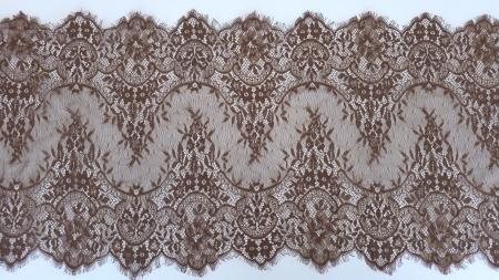 dantela chantilly ingusta maro 270cm cu margini decupate