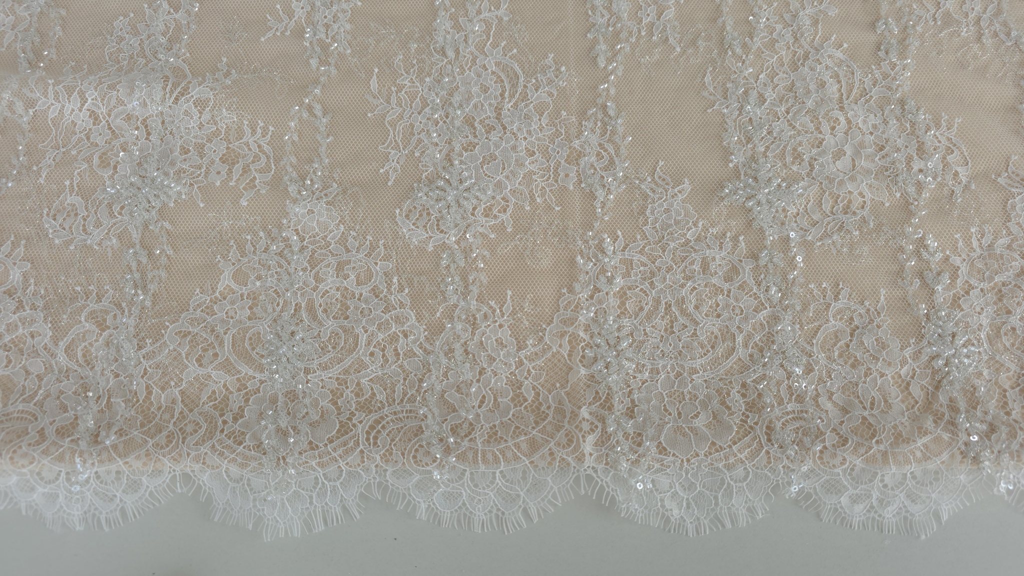 dantelă chantilly ivory cu micropaiete si margele cu fir auriu la metru sectiune cu flori si bordura festonata