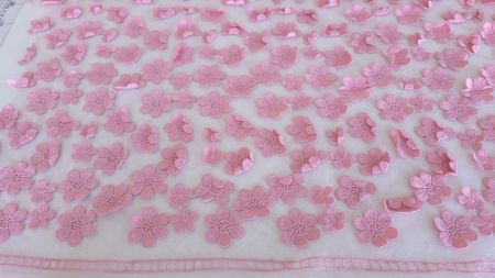 dantelă cu flori 3d roz pe tulle prezentată pe toată lățimea
