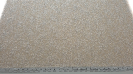 dantela ivory tip chantilly cu margele si micropaiete odette materialul desfasurat pe masa cu rigla de masurare
