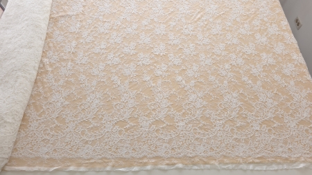 dantelă ivory tip chantilly rebrode Aria desfășurată pe toată lățimea cu model floral dens la bază