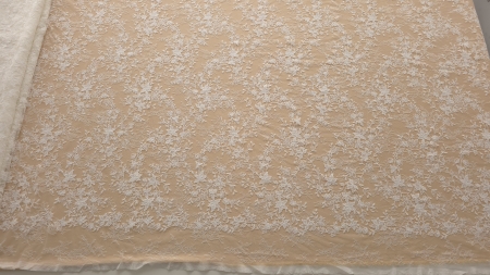 dantelă ivory tip chantilly rebrode Celine desfășurată evidențiind dispunerea motivelor florale