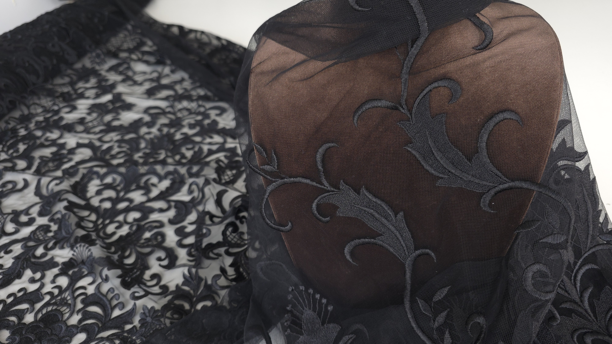 dantela neagra cu broderie baroc pe tul detaliu margine ondulata