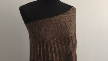 dantela tip chantilly maro solata panou expusa fluid pe un manechin