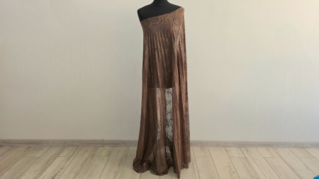 dantela tip chantilly maro solata panou expusa fluid pe un manechin de croitorie