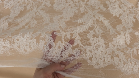 demonstrație a contrastului de transparență al ochiurilor de tulle sub broderia albă în relief