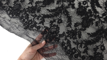 demonstrație a transparenței rețelei de bază pe sub broderia opacă pe tulle negru