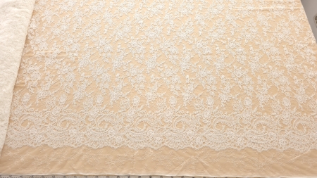 desfășurare completă a dantelei albe tip chantilly Victoria arătând trecerea de la modelul aerisit la bordura densă