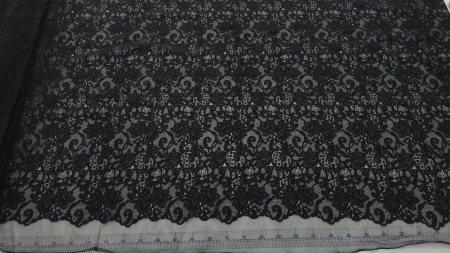 desfășurare completă a dantelei negre tip chantilly rebrode Amelie arătând lățimea broderiei și marginea de tulle