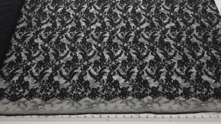 desfășurare completă a dantelei negre tip chantilly rebrode Isabella ilustrând densitatea modelului floral plin