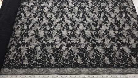 desfășurare pe plan de lucru a dantelei negre tip chantilly rebrode Beatrice arătând marginea festonată