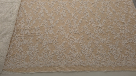 desfășurare pe plan larg a dantelei albe tip chantilly rebrode Beatrice evidențiind modelul cursiv