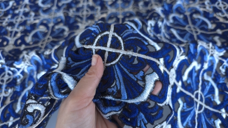 detaliu de motiv baroc in nuante de albastru pe dantela