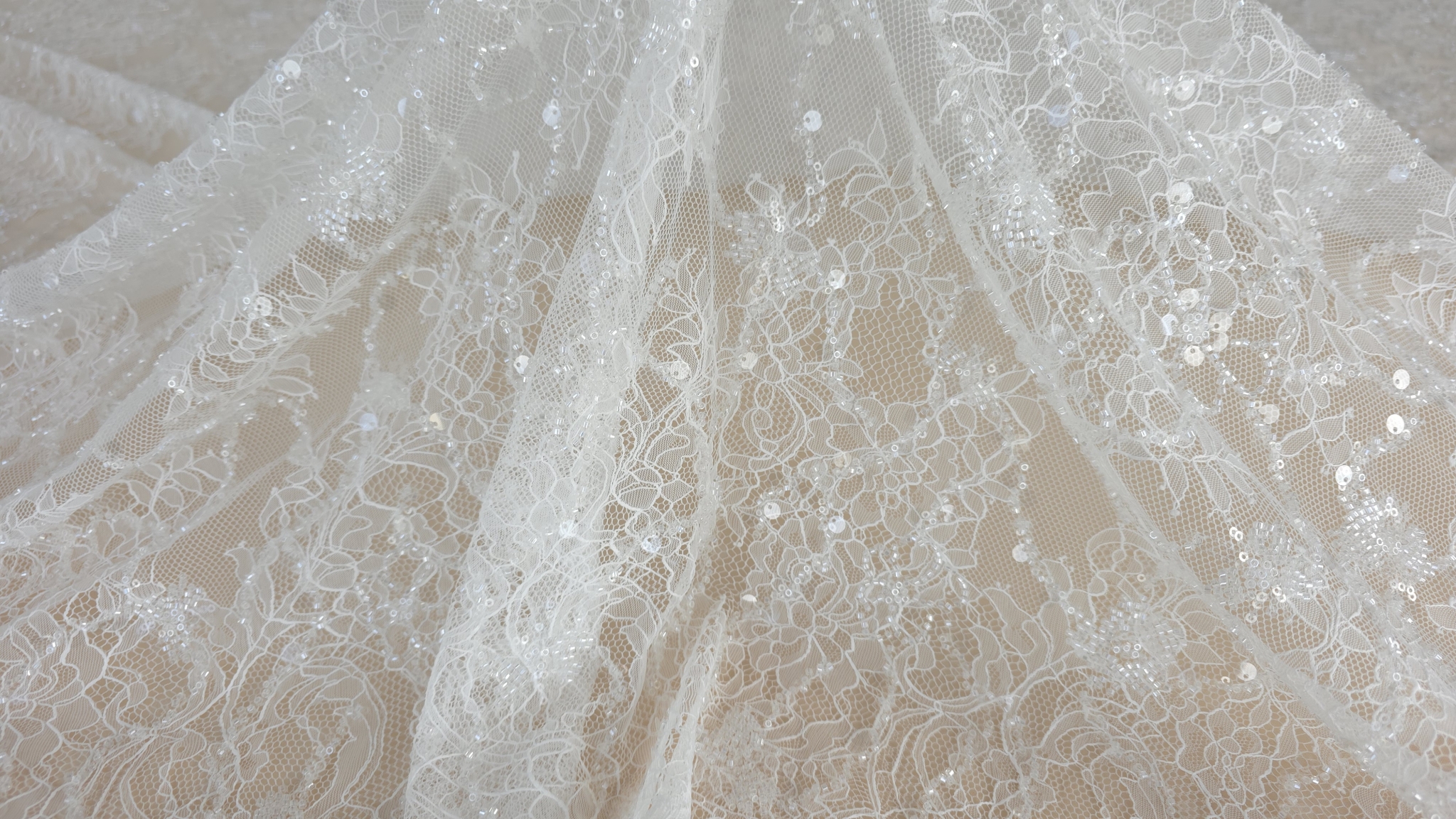 detaliu paiete transparente pe petale si frunze brodate ivory in plan foarte apropiat