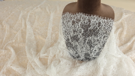 detaliu ramuri subtiri brodate cu margele tubulare pe fondul transparent al tullului ivory