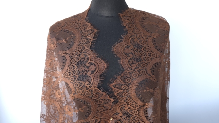 detaliu ochiuri fine material chantilly maro pentru aplicatii