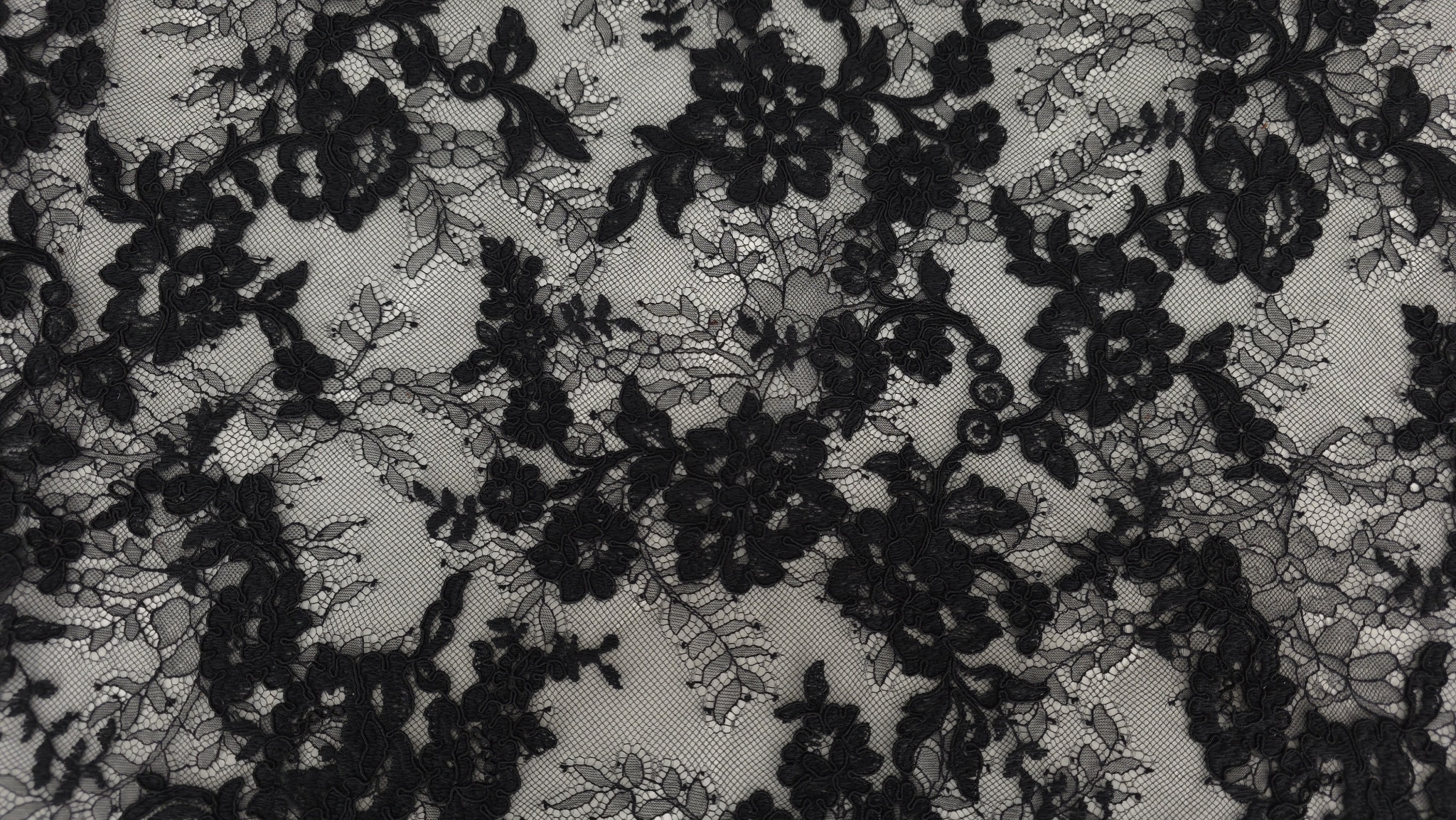 dispunerea armonioasă a motivelor vegetale care creează efectul de cascadă florală