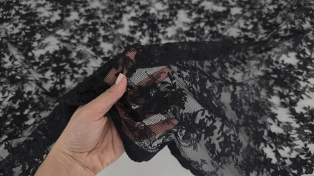 efect de pliseu și falduri naturale prezentând fluiditatea acestui metraj chantilly cu rebrode