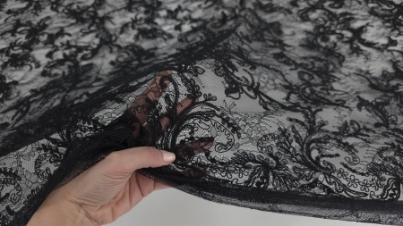 fald natural de dantelă neagră Olivia arătând căderea fluidă a fibrei de poliamidă