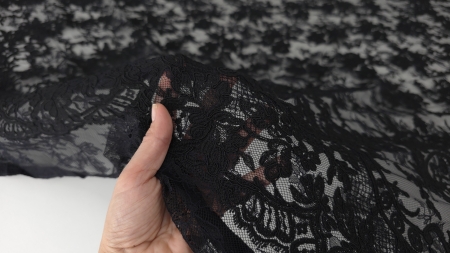 falduri ușoare de dantelă neagră Aria demonstrând suplețea și flexibilitatea materialului
