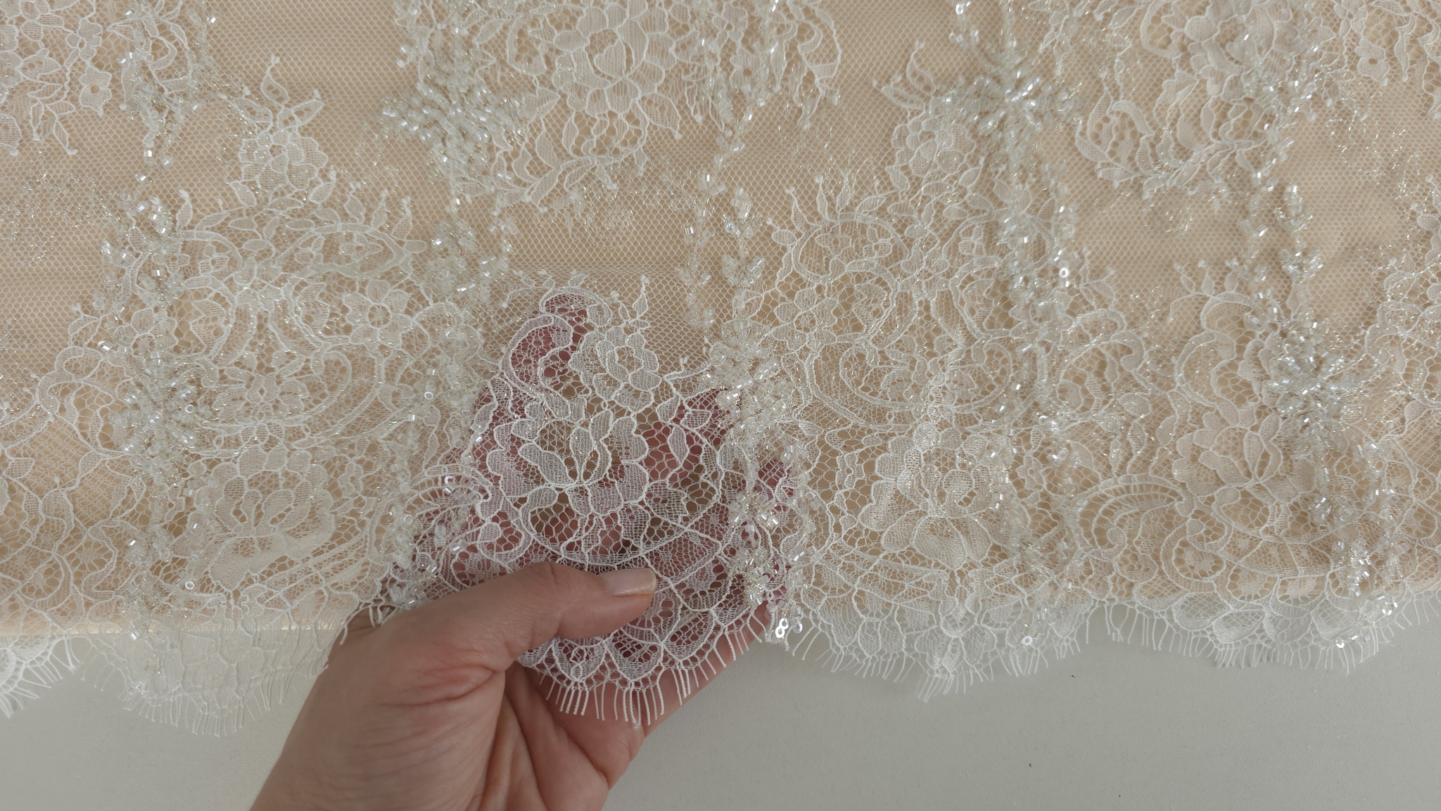 flori brodate cu micropaiete si accente de fir auriu pe tulle ivory transparent plan apropiat