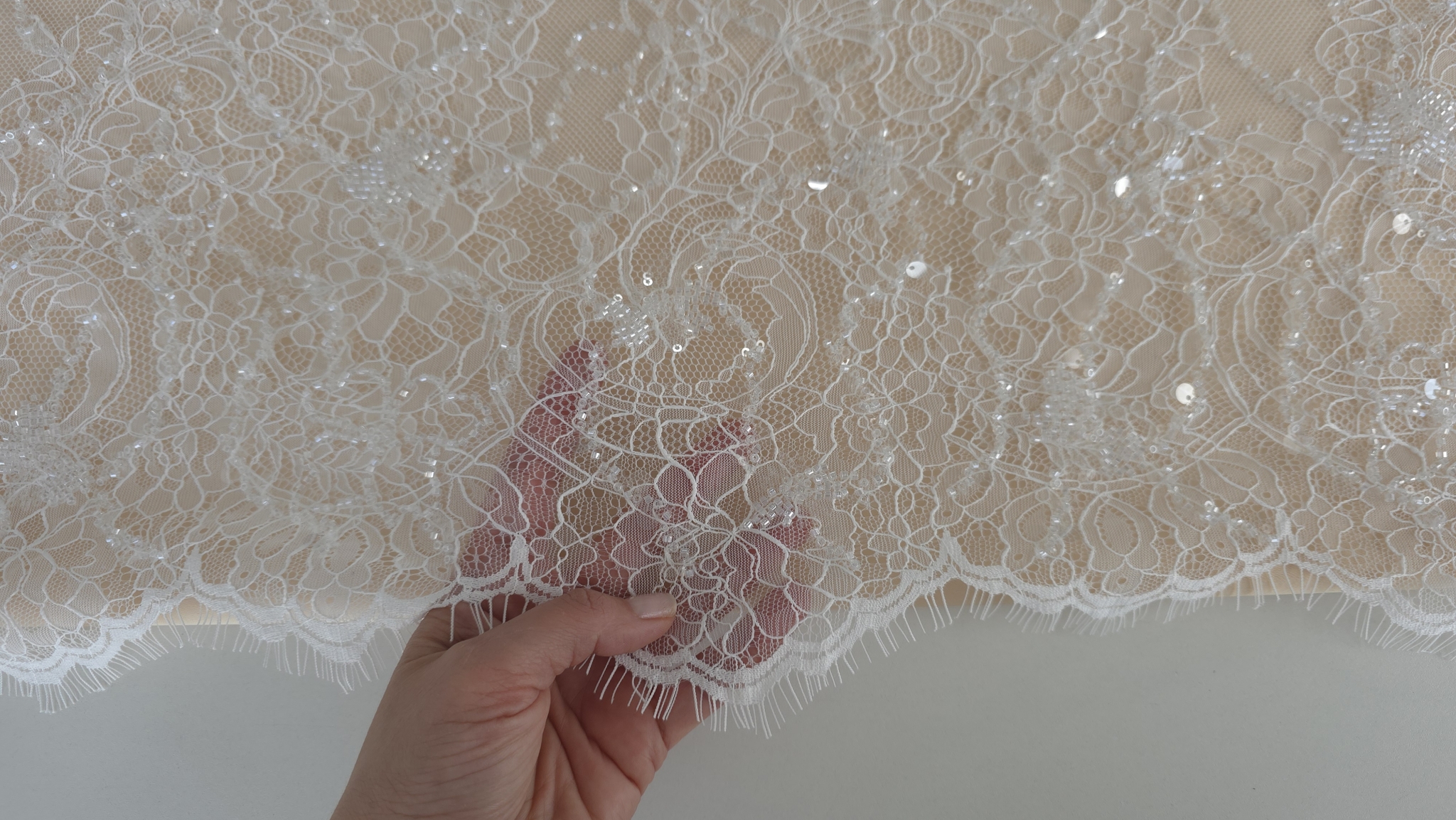 flori stilizate cu petale si ramuri brodate pe tulle ivory transparent plan apropiat