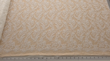 imagine amplă cu dantela albă tip chantilly rebrode Isabella arătând bogăția modelului vegetal plin