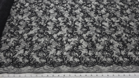 imagine de ansamblu cu dantela neagră tip chantilly rebrode Olivia desfășurată pe o suprafață de lucru