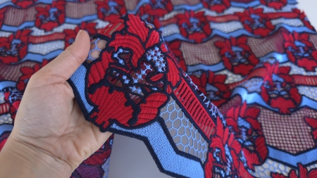 margine de material textil cu bordura lucrata si ochiuri rare