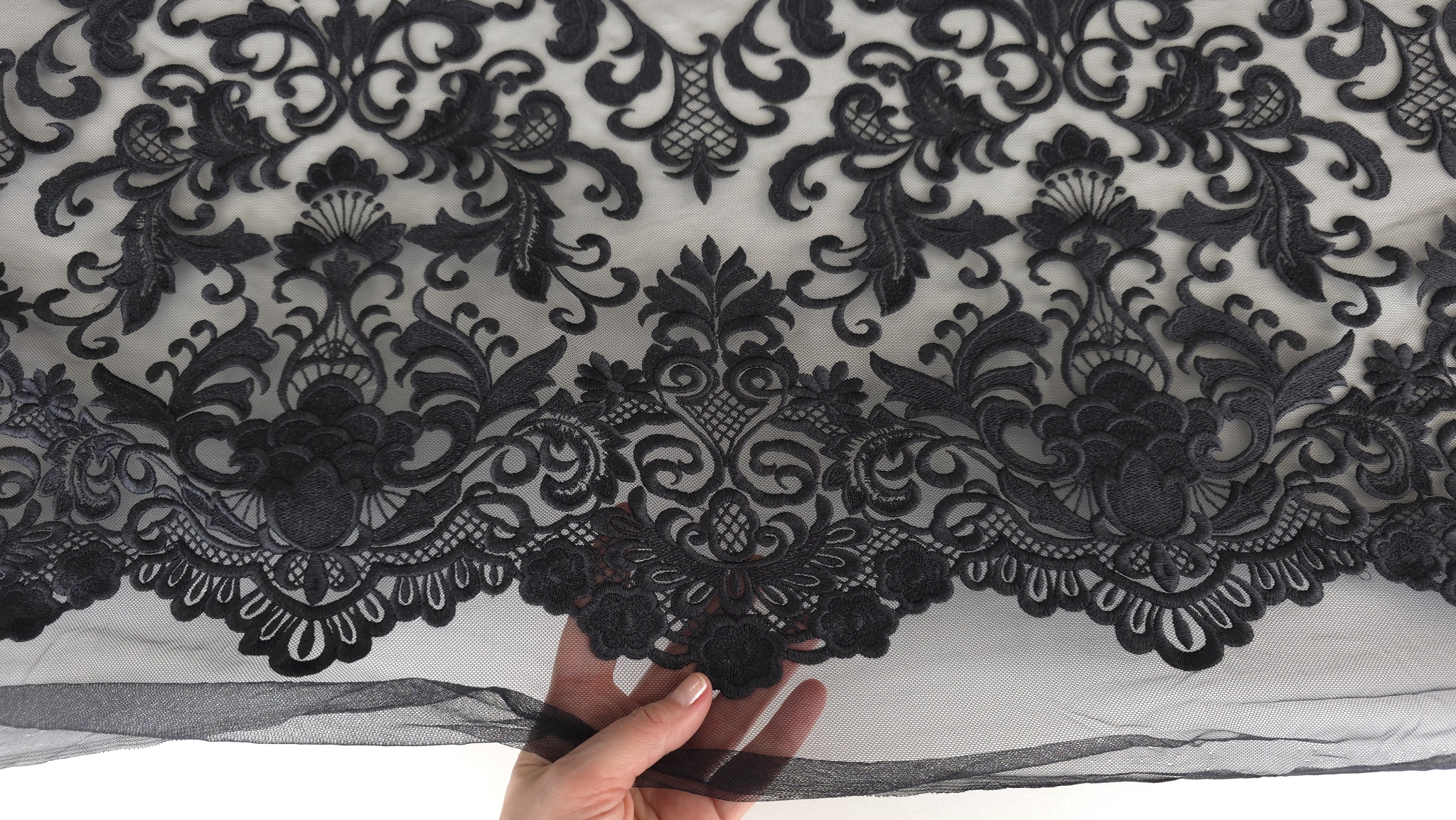 Motiv ornamental cu grilaj rombic, frunze și volute pe fond transparent deschis