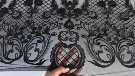 mana tinand marginea festonata ridicata volute si elemente tip ananas vizibile pe fond deschis